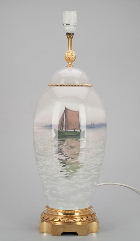 PÖYTÄVALAISIN, posliinia sekä kullattua messinkiä, Bing & Gröndahl, Tanska 1900-luvun alku.