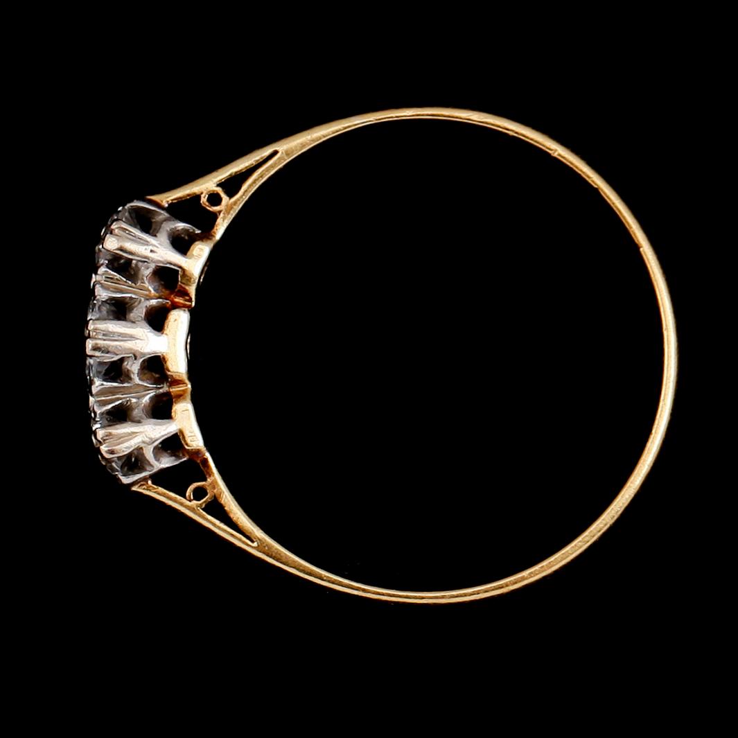 RING, 18 k guld och platina, med 3 briljantslipade diamanter, England. Vikt ca 2 gram.