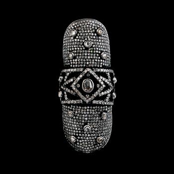 RING, silver och mörkrodierat guld, rosenslipade diamanter. Vikt ca 15 g.