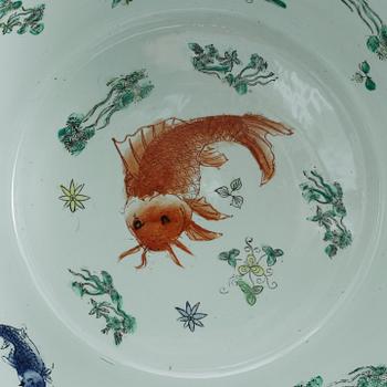 FISKBASSÄNG, porslin, märkt 1879.