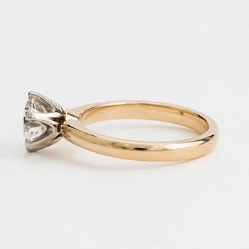 A RING set with a round brilliant-cut diamond.