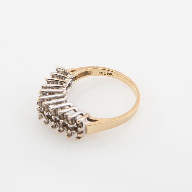 Ring in 14K rose and white gold set with round brilliant-cut diamonds.