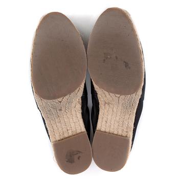 HERMÈS, a pair of leather espadrillos. Size 38.