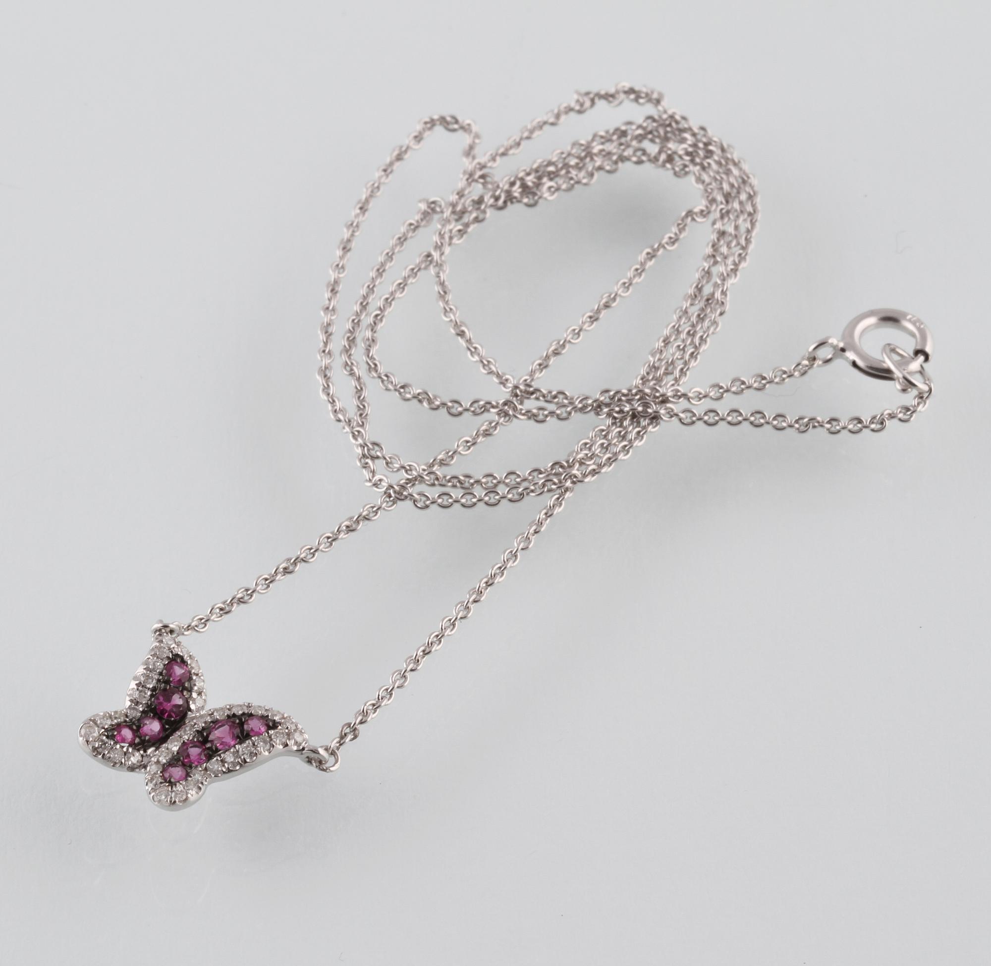 COLLIER, 18K vitguld med briljantslipade diamanter ca 0.14 ct samt fasettslipade rubiner ca 0.16 ct. Vikt 2,6 gram.