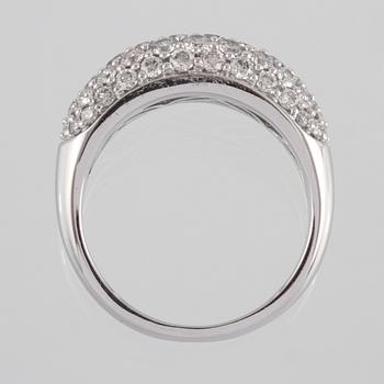 RING, 18k vitguld med 56 briljantslipade diamanter, totalt 1.69 ct. Vikt 7 g.