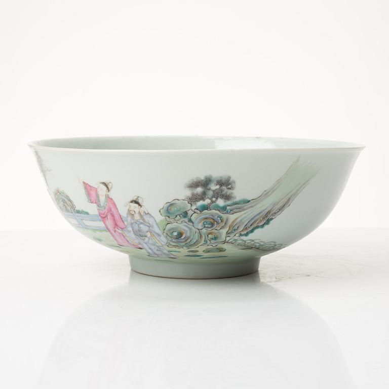 A Chinese famille rose porcelain bowl, Republic Period (1912-1949).