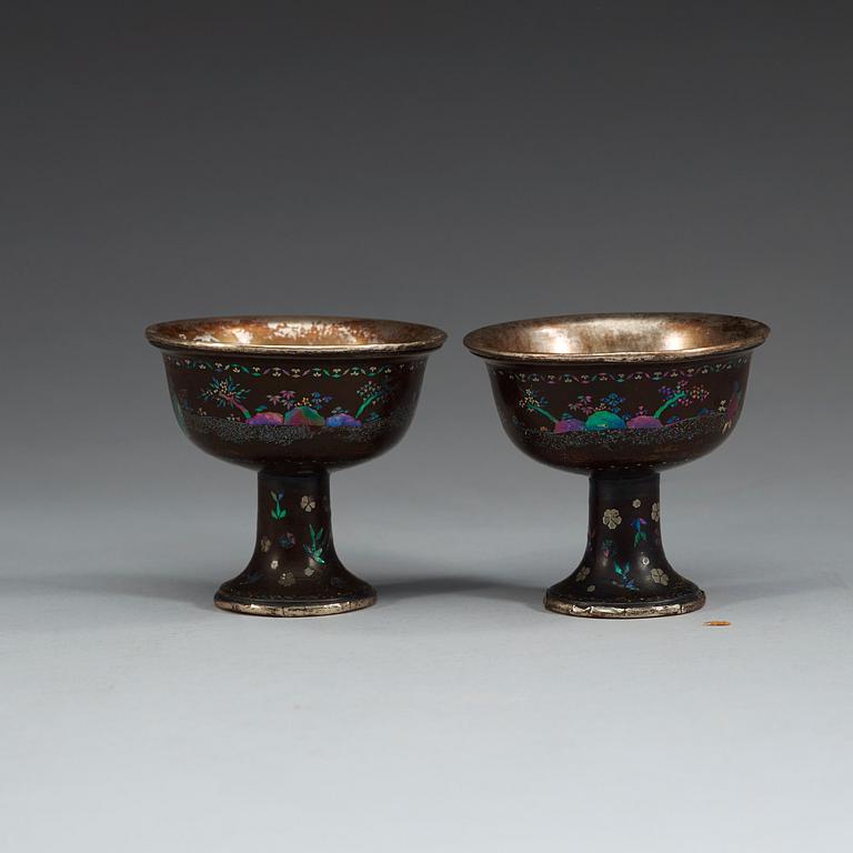 BÄGARE, två stycken, laque burgautée. Qing dynastin, 1700-tal.