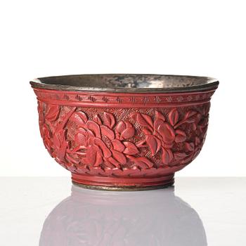 Skål, lack med försilvrad insida. Sen Mingdynasti, 1600-tal.