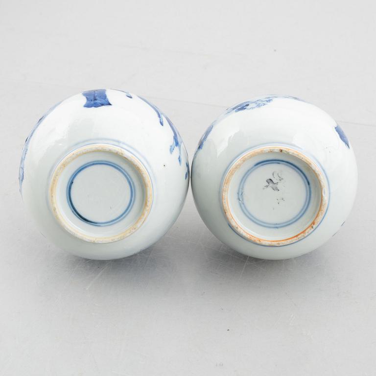 A pair of blue and white porcelain vases, China, Qing dynasty, 19th century.