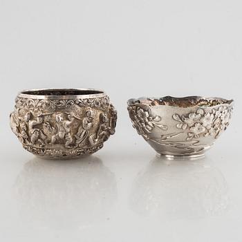 Skål s.k. thabeik, låghelitigt silver, Burma, 1900-talets första hälft.