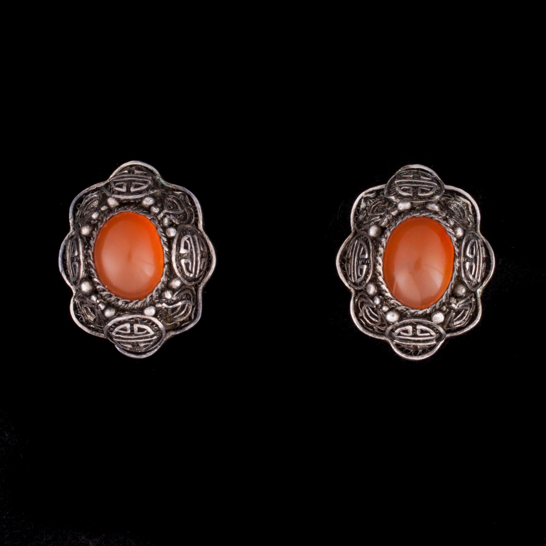 ARMBAND samt ÖRHÄNGEN, ett par, silver och karneoler, Kina, bär finska kontrollstämplar, Helsingfors 1965.