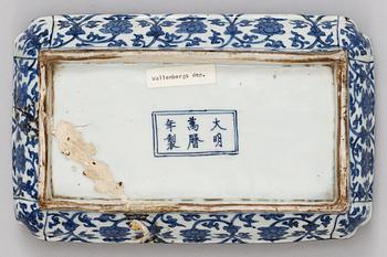A blue and white 'dragon' box with cover, Ming dynasty with Wanli´s six character mark and of the period (1573-1619).
