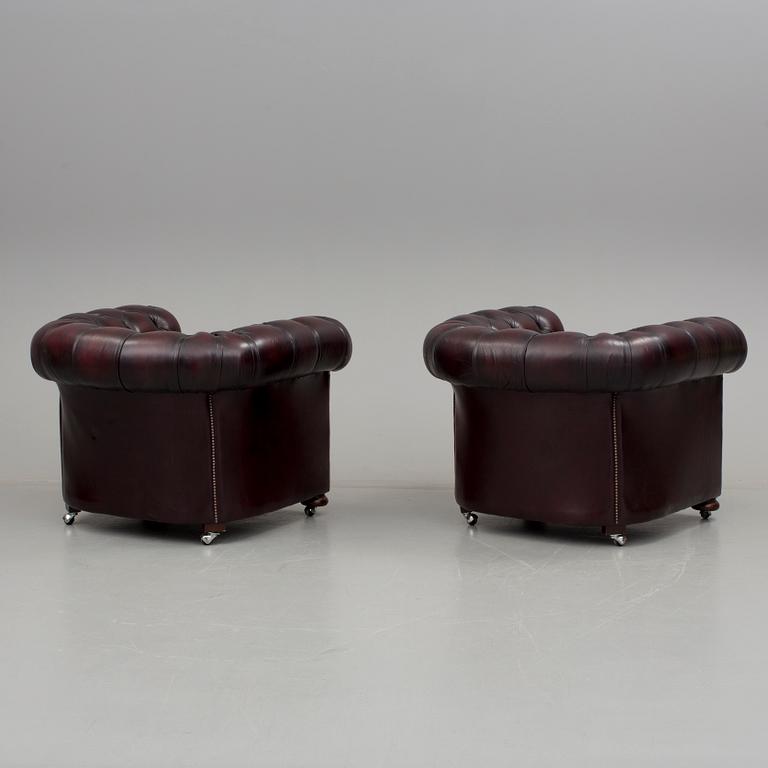 FÅTÖLJER, ett par, Chesterfieldmodell, England, 1900-talets sista kvartal.