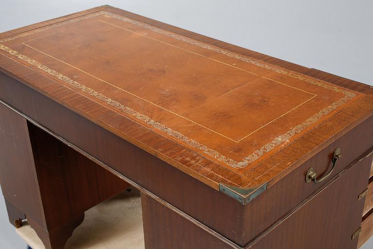 SKRIVBORD, engelsk stil. 1900-talets andra hälft.