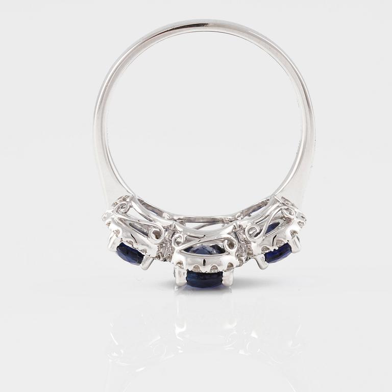 RING, 18K vitguld med briljantslipade diamanter 0.36 ct samt ovalslipade blå safirer 2.25 ct. Vikt 4,2 gram.