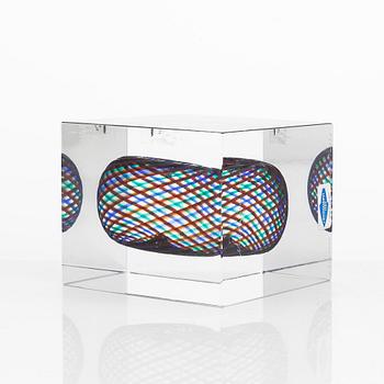 Oiva Toikka, årskub, glas, signerad Oiva Toikka, Nuutajärvi 1994, numrerad 621/2000.