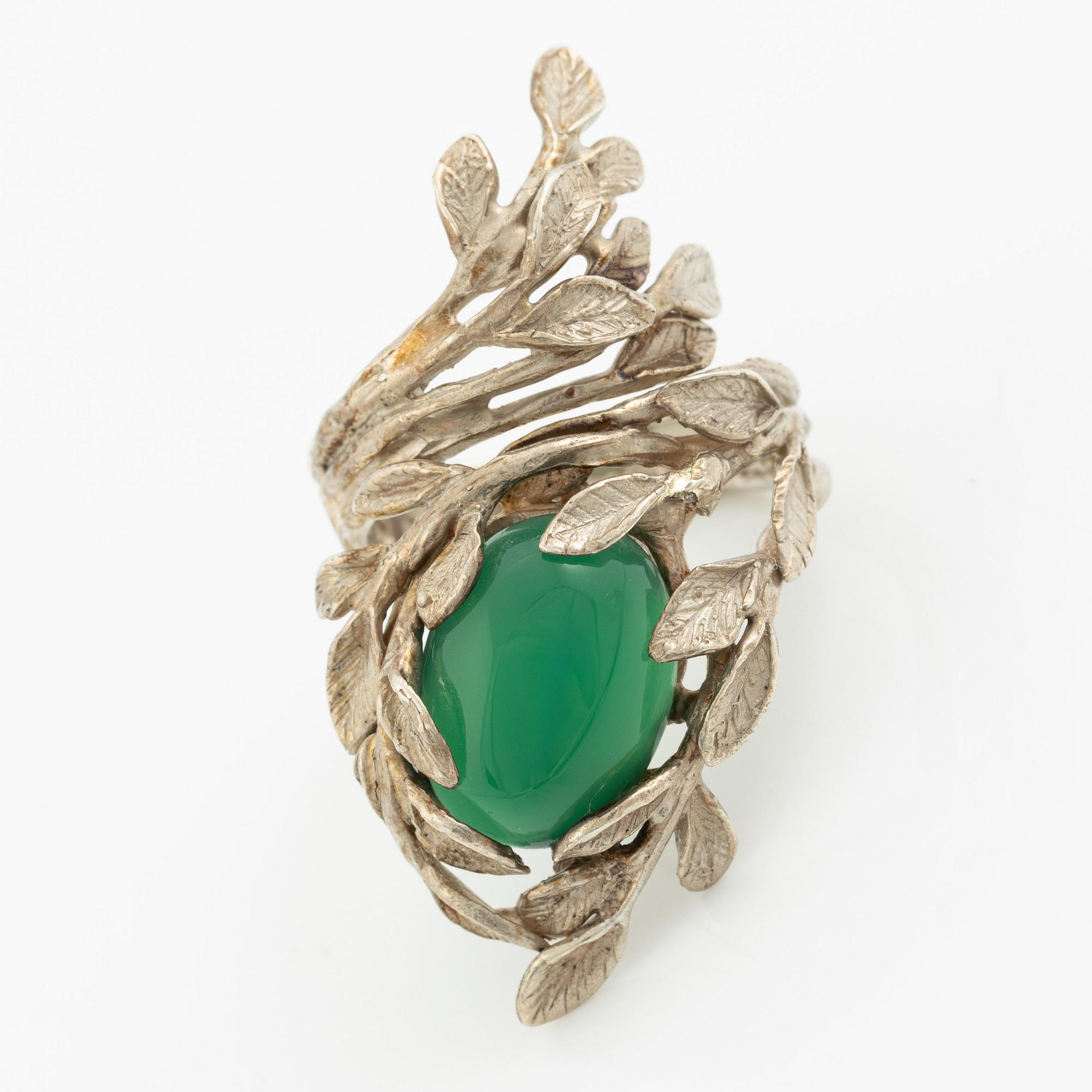 Ring, Minowa, sterlingsilver med cabochonslipad  grön sten.