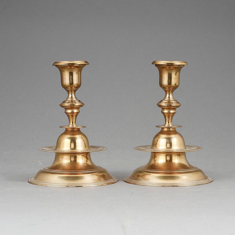 LJUSSTAKAR, ett par, mässing, Skultuna. Modell 98.