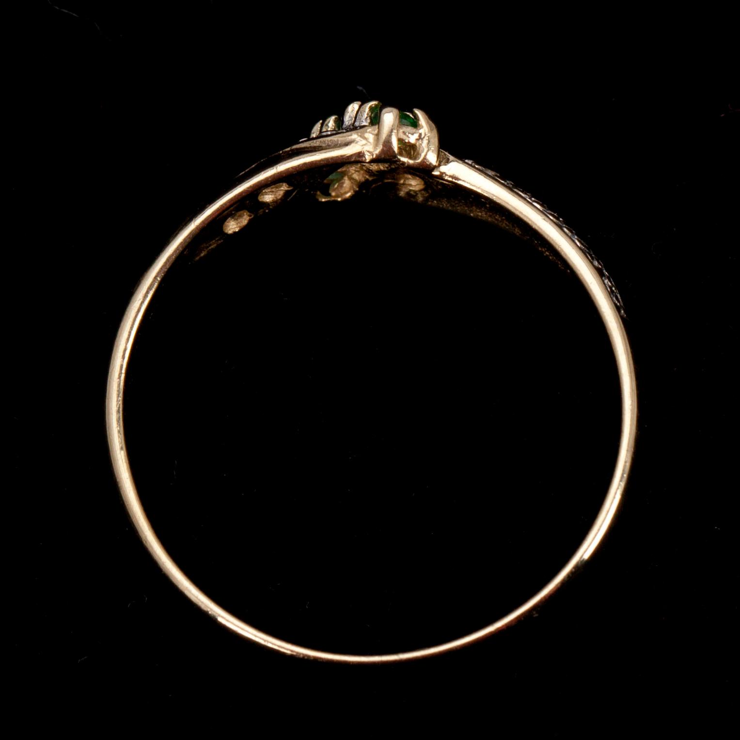 RING, guld 14K, 6 pientä timanttia, 3 pientä smaragdia. Suomalaiset leimat 1996. Vikt tot. 2,5 g.