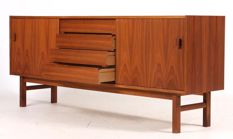 SIDEBOARD, "Arild", Nils Jonsson för Troeds, Bjärnum, 1900-talets tredje kvartal.