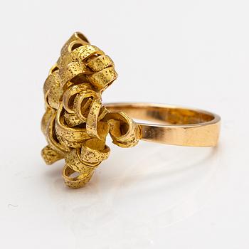 Lotta Orkomies, An 18K gold ring. Tillander, Helsinki 1972.