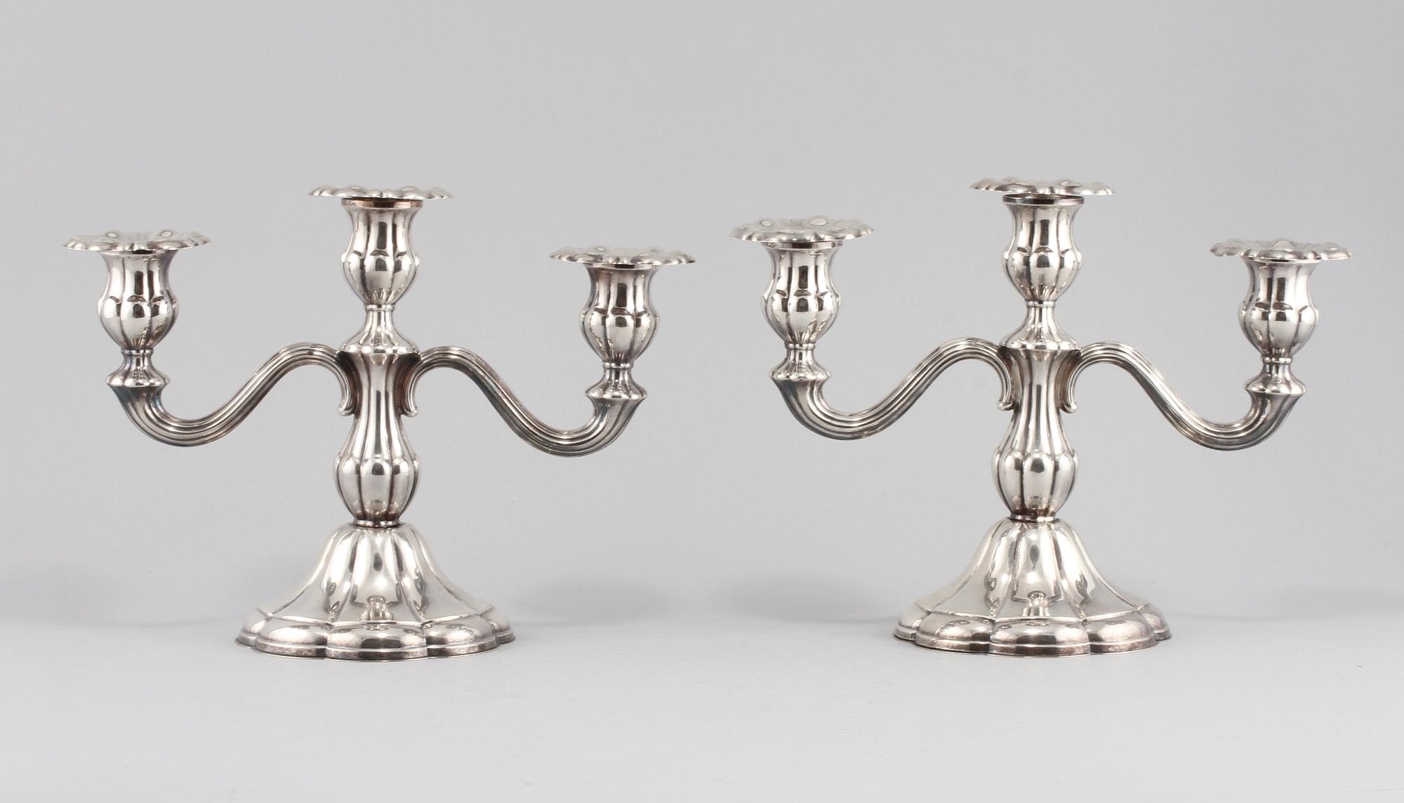KANDELABRAR, ett par, silver, svenska importstämplar, 1900-talets första hälft. Total vikt 1160 g.