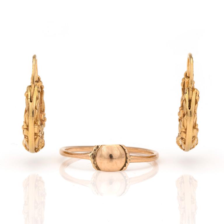 A pair of earrings and a ring in 18K gold.