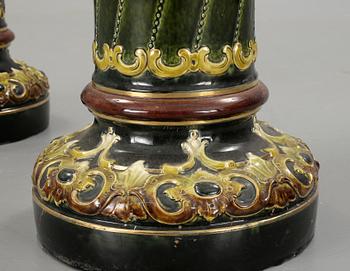 PIEDESTALER med URNOR, ett par, majolika, jugend, omkring 1900.