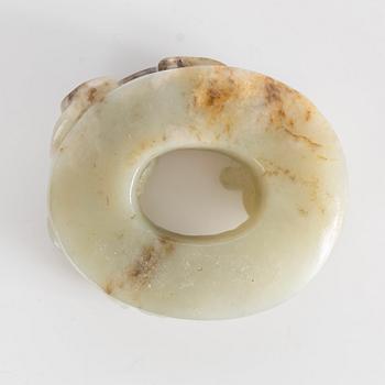 A scultpured nephrite object, Qing dynasty, circa 1900.
