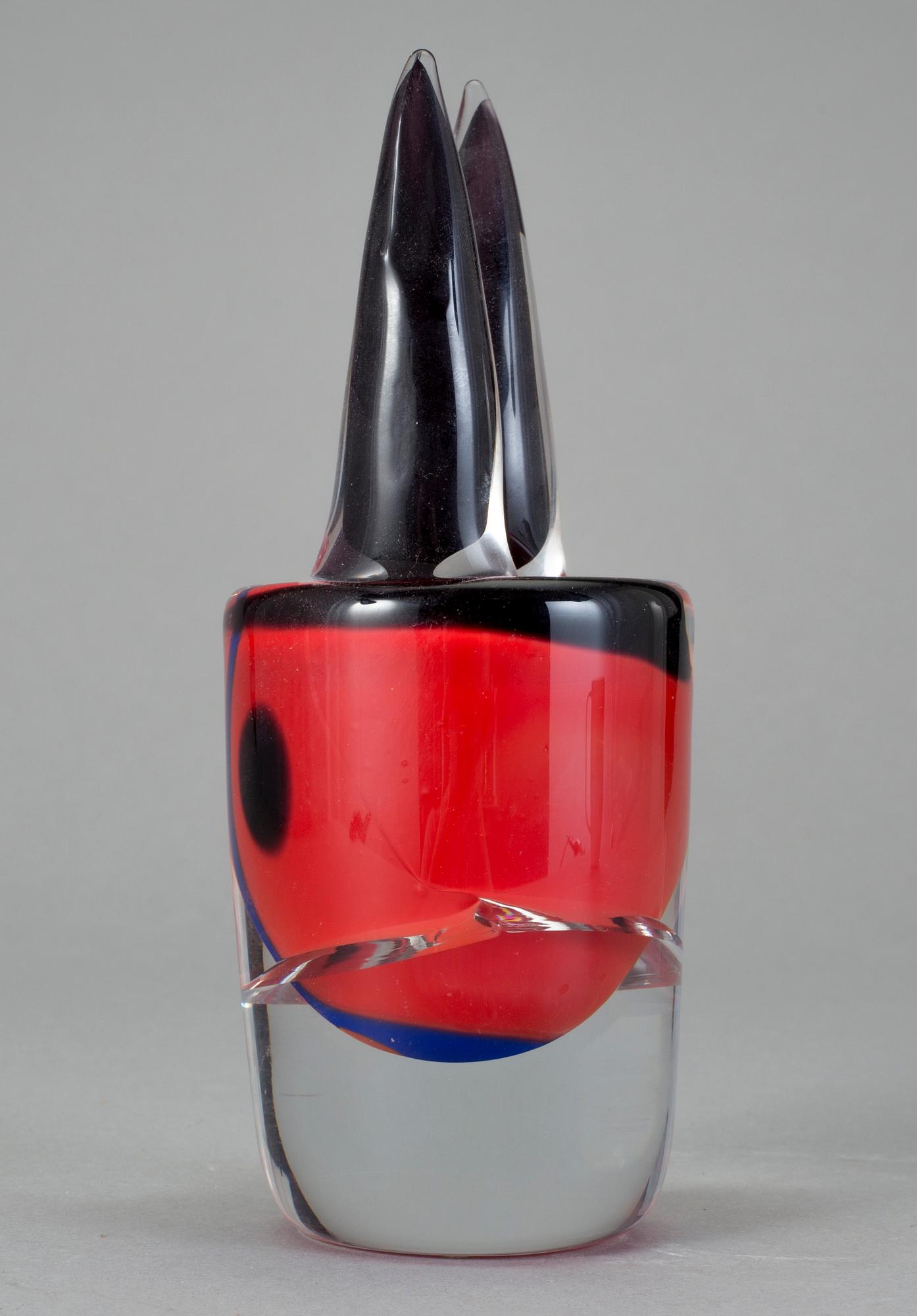 VAS, glas, "Tjur", Erik Höglund, Strömbergshyttan, signerad och daterad 1997.