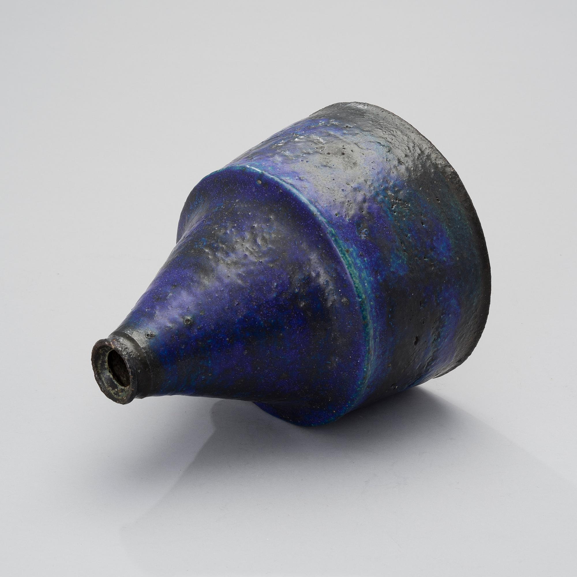 RAIJA TUUMI, PULLO, samottia, massasigneerattu RT ARABIA.