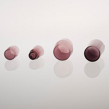 DRICKSGLAS, 24 st, och KARAFFER, 2 st, "i-glas"-serien, Timo Sarpaneva 1950-60-tal. En karaff signerad.