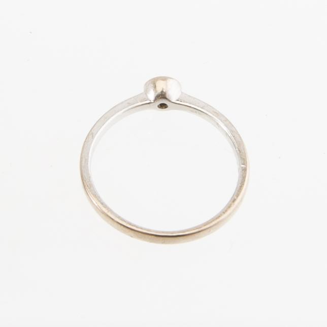Ring, 18K white gold set with a round brilliant-cut diamond.