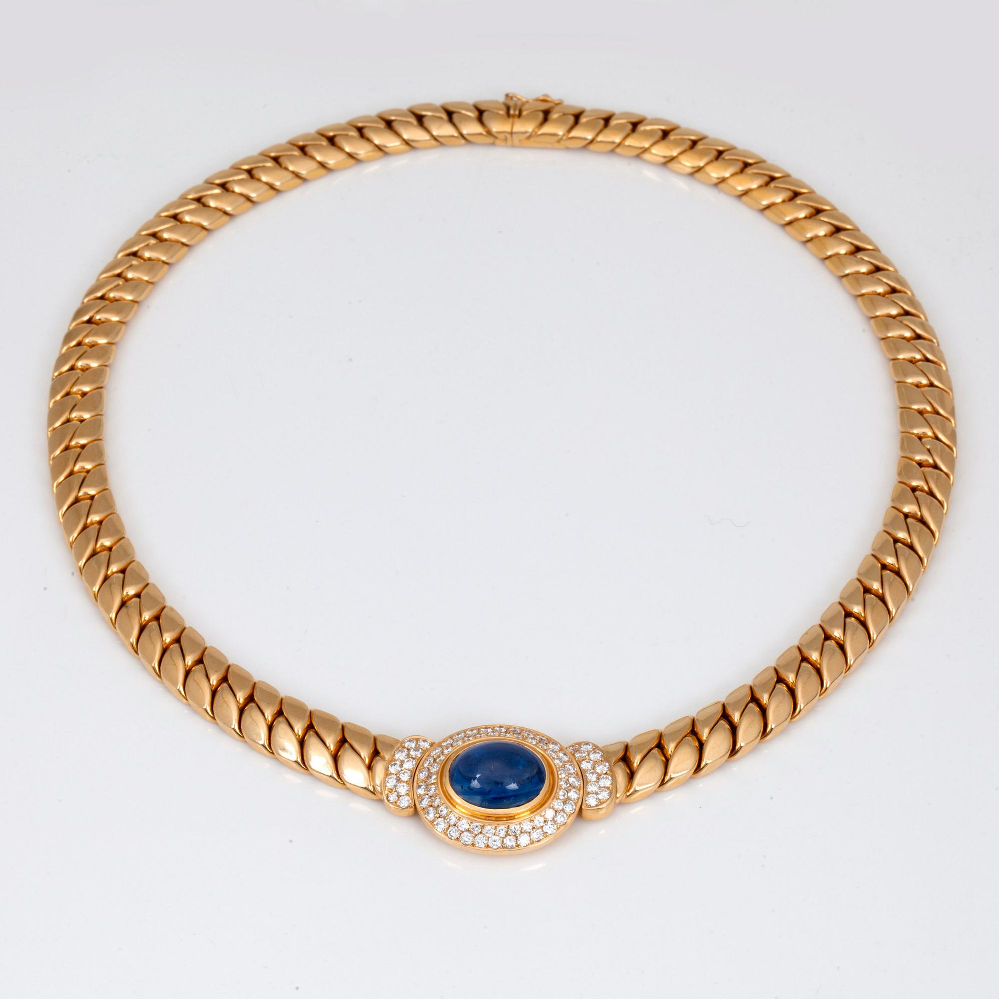 COLLIER med cabochonslipad safir ca 12.80ct samt briljantslipade diamanter totalt ca 2.00ct.