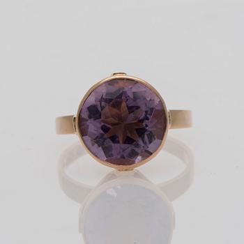 RING, fasettslipad ametist, 14K guld. Kultakeskus 1976.
