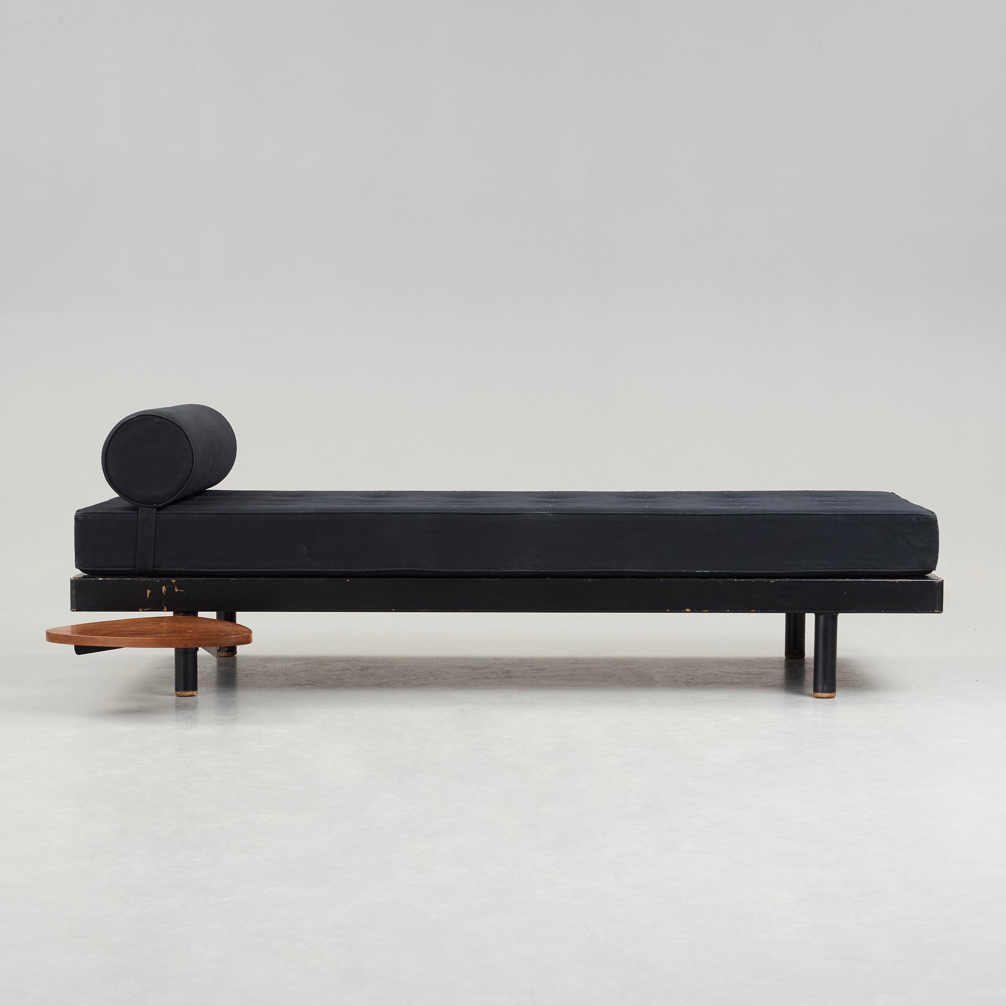 JEAN PROUVÉ & CHARLOTTE PERRIAND, dagbädd med sidobord, "Scal No 450" "Antony", Frankrike, ca 1954.