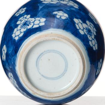 A blue and white tea caddy, Qing dynasty, Kangxi (1662-1722).