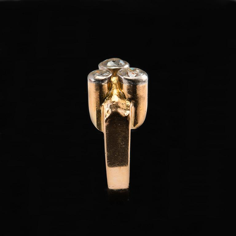 A RING, Björn Weckström. Old cut diamonds c. 0.85 ct, Kruunu-Koru Oy Helsinki 1965. Weight 7,8 g.