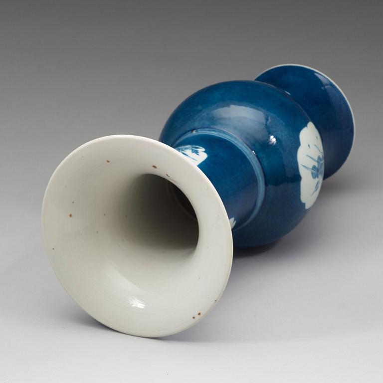 A powder blue vase, Qing dynasty, 19th century.