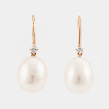 Örhängen 18K roséguld med sötvattenspärlor och briljantslipade diamanter.