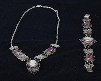 HALSBAND samt ARMBAND, vitmetall, stenar och camé.