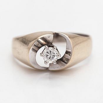An 18K white gold ring with a diamond approximately 0.17 ct.