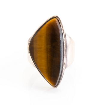 RIIPUS ja SORMUS, hopeaa, tiikerinsilmä, 1961.