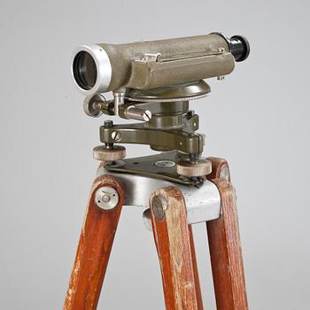 MÄTINSTRUMENT på tripod, 1900-talets mitt.