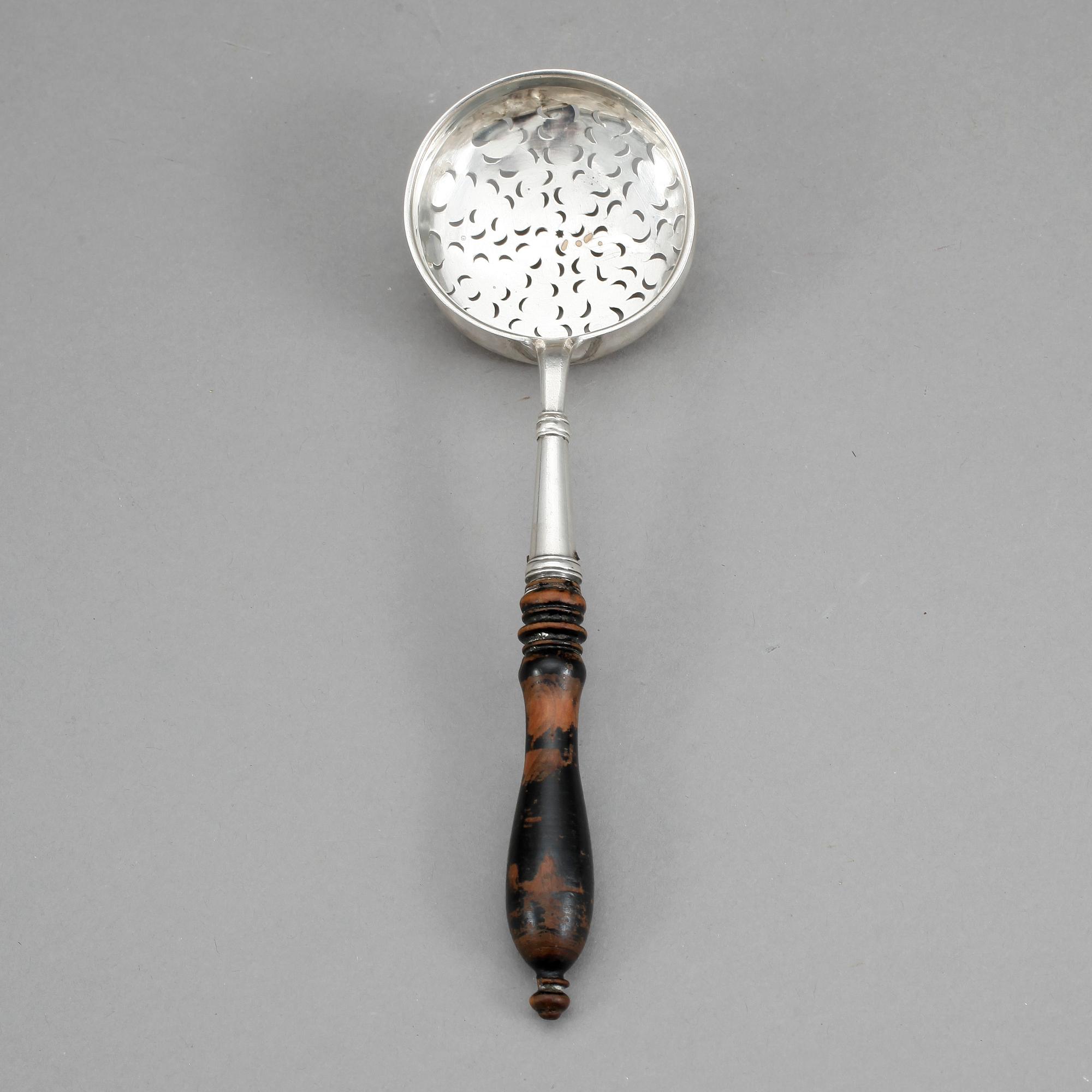 STRÖARE, silver, Samuel Lundal, Gävle, 1769. Totalvikt ca 55 gram.