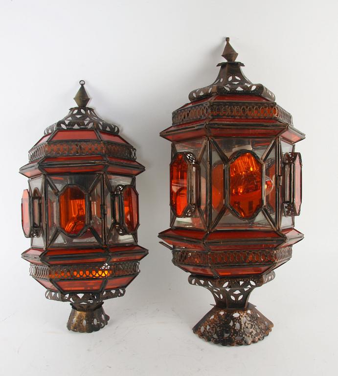 VÄGGLYKTOR, ett par.
Proveniens: Git Gay.