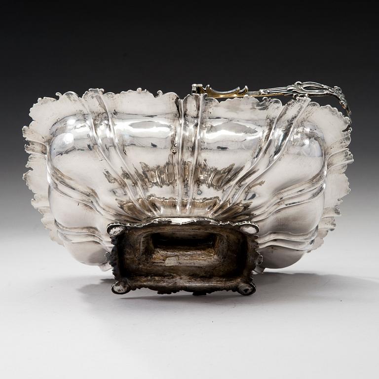 A RUSSIAN SILVER BREAD BASKET.