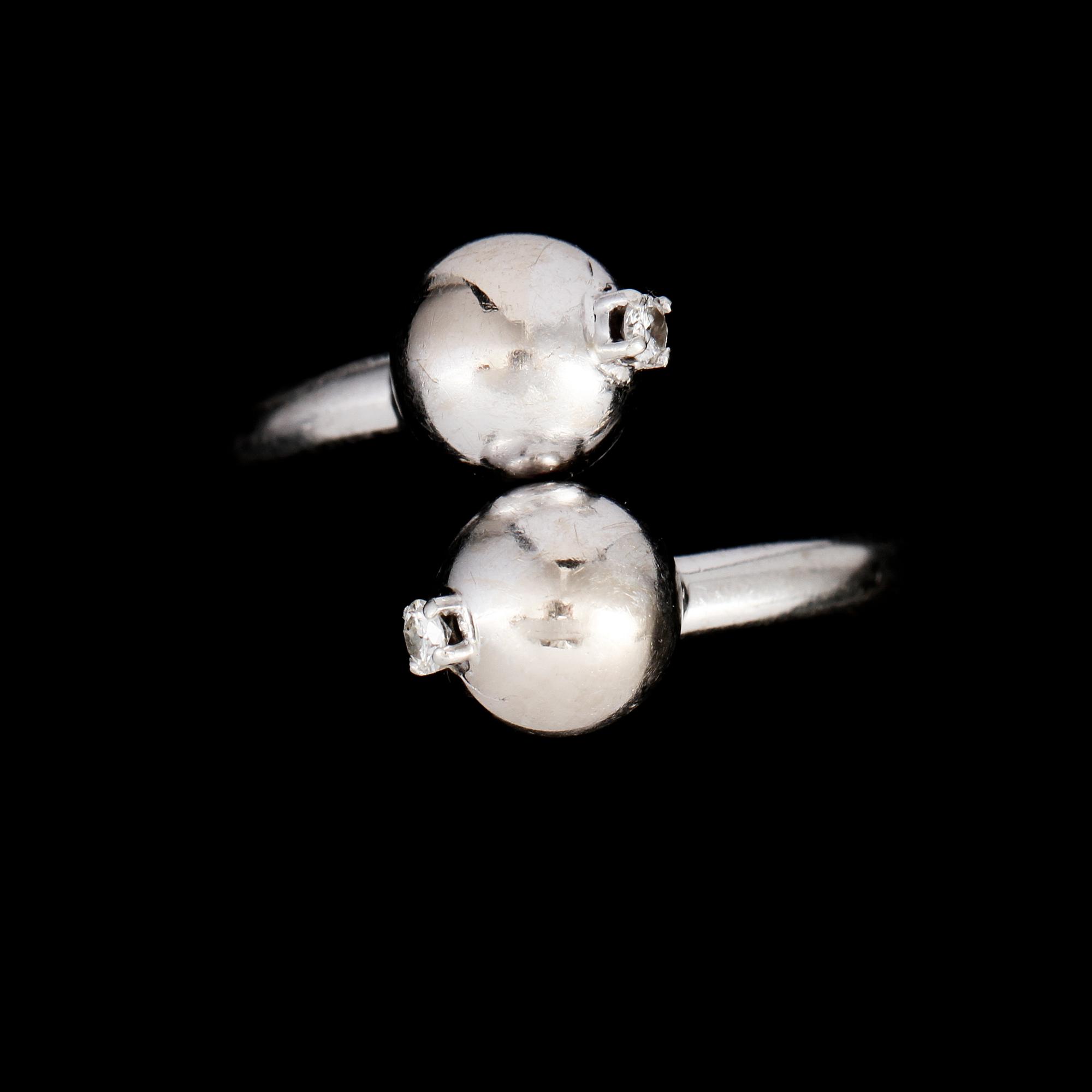 RING, 18K vitguld med 2 briljantslipade diamanter, ca 0.06 ct, utländska stämplar. Vikt 4,0 g.