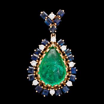 2. HÄNGE, med cabochonslipad droppformad smaragd, carréslipade safirer samt briljantslipade diamanter.