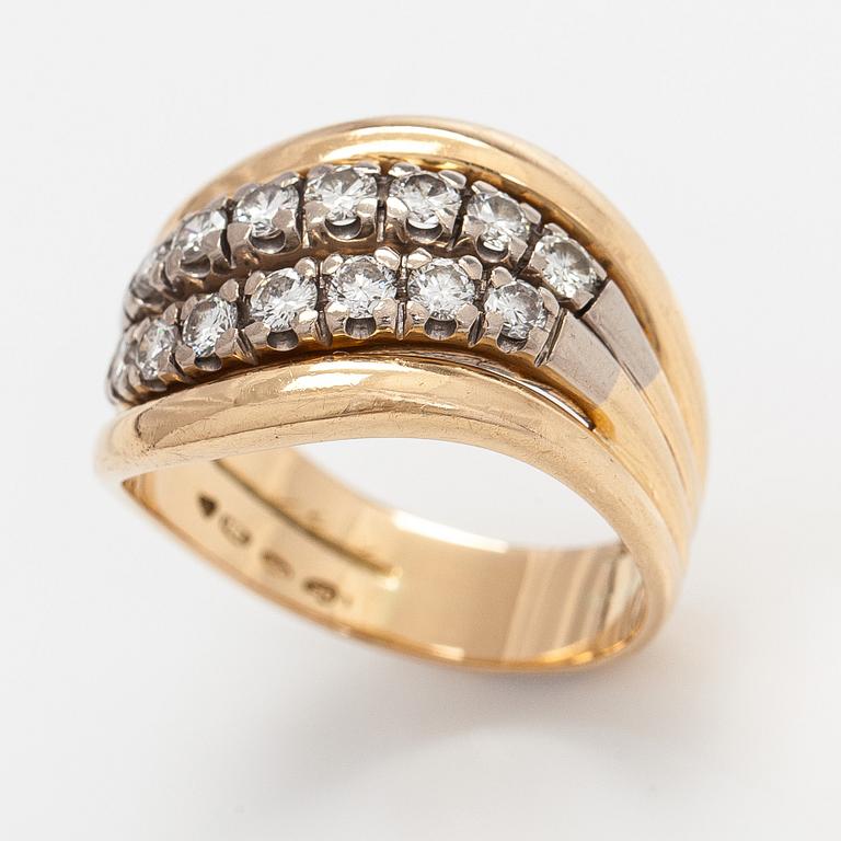 Ring, 14K guld och briljantslipade diamanter.